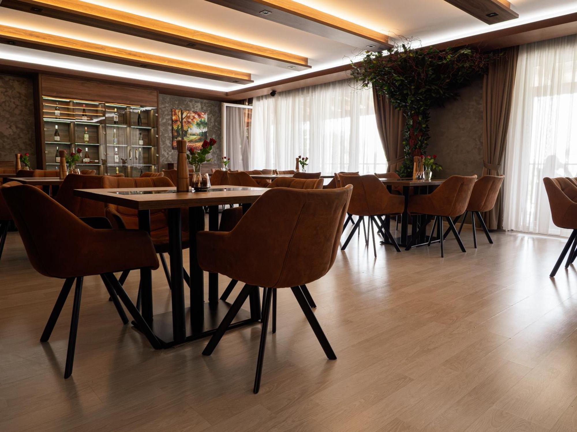 Elite Hotel Nova Dubnica Экстерьер фото