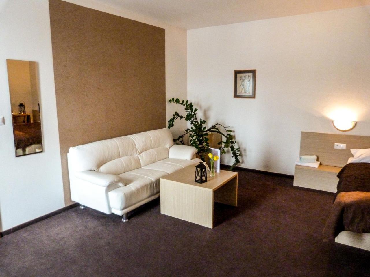Elite Hotel Nova Dubnica Экстерьер фото