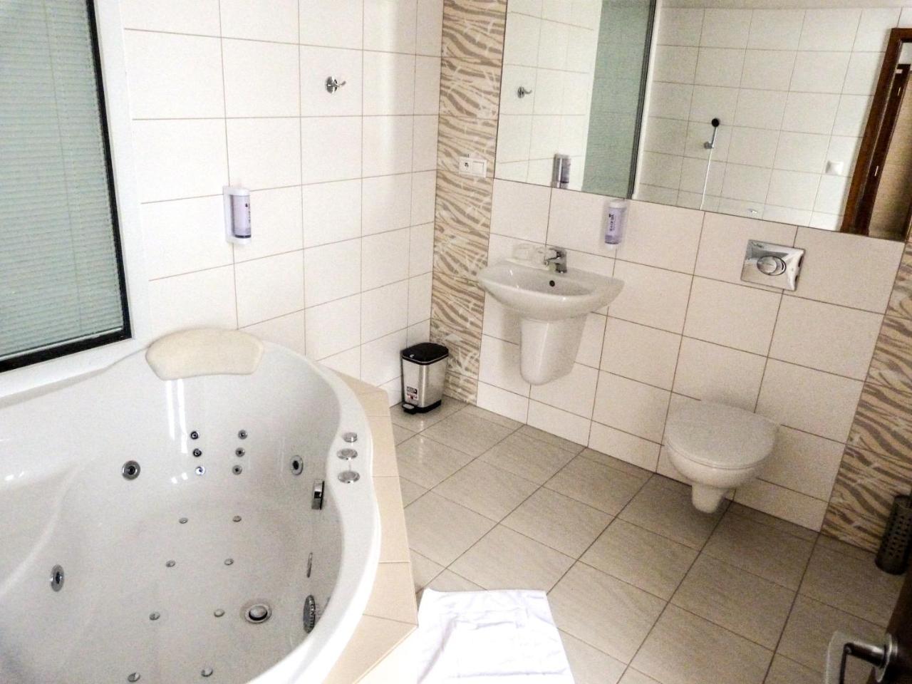 Elite Hotel Nova Dubnica Экстерьер фото